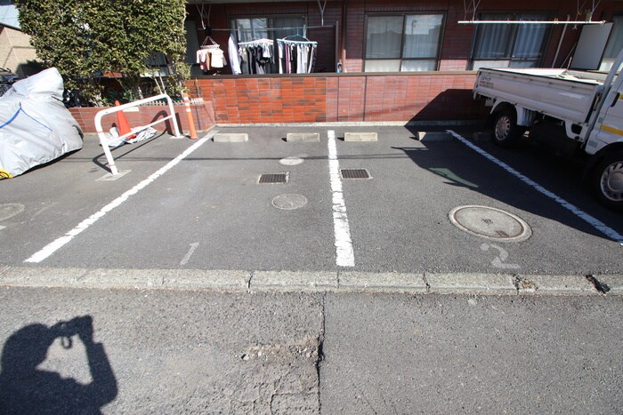 物件外観写真3　(駐車場)