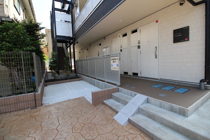 物件外観写真2　(エントランス部分)