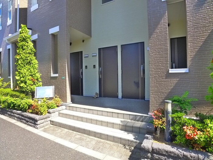 物件外観写真2　(エントランス部分)