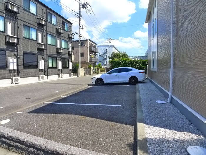 物件外観写真3　(駐車場)