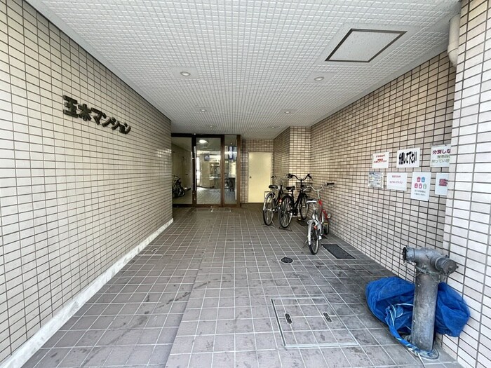 物件外観写真2　(エントランス部分)