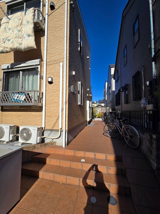 物件外観写真2　(エントランス部分)