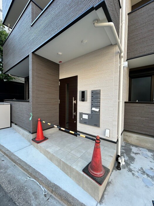 物件外観写真3　(エントランス部分)