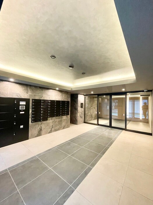 物件外観写真3　(エントランス部分)