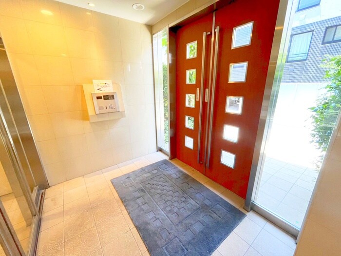 物件外観写真3　(エントランス部分)