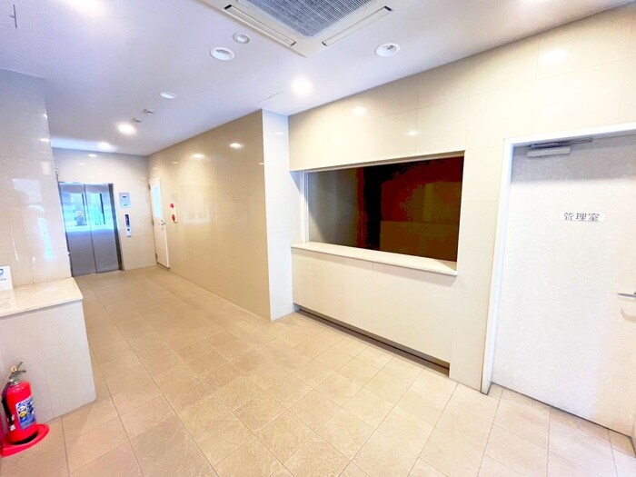 物件外観写真6　(エントランス部分)