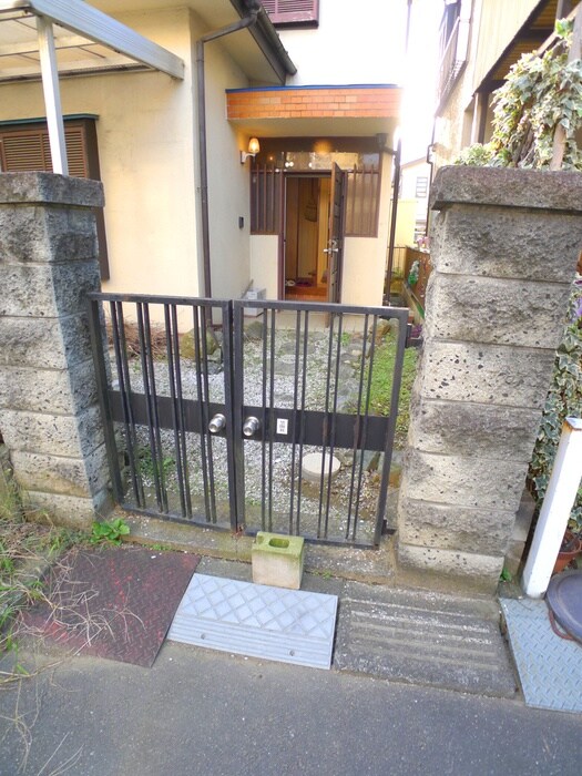 物件外観写真2　(エントランス部分)