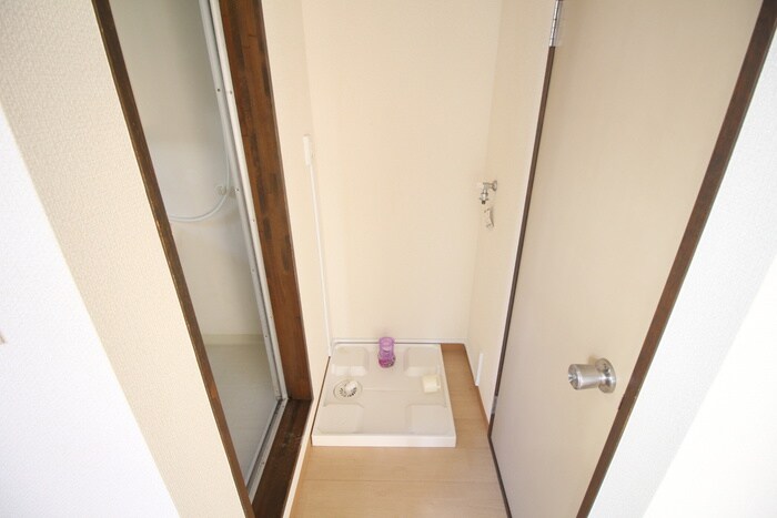 物件内観写真6　(洗濯機置場)