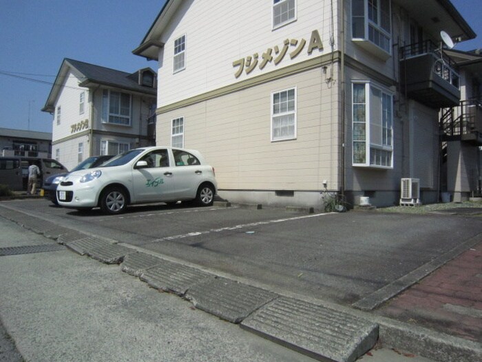 物件外観写真3　(駐車場)