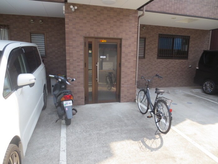物件外観写真3　(エントランス部分)