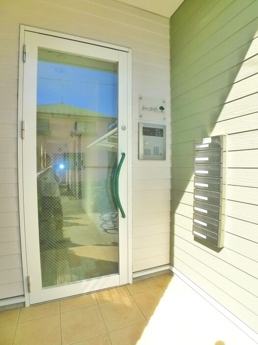 物件外観写真6　(エントランス部分)