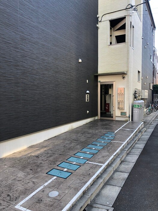 物件外観写真2　(エントランス部分)