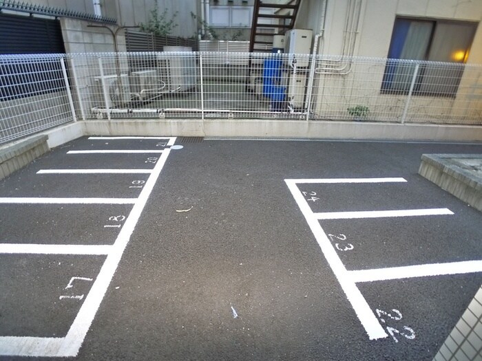 物件外観写真6　(バイク置き場)