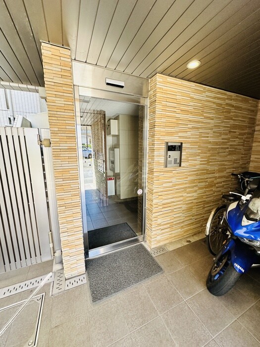 物件外観写真2　(エントランス部分)