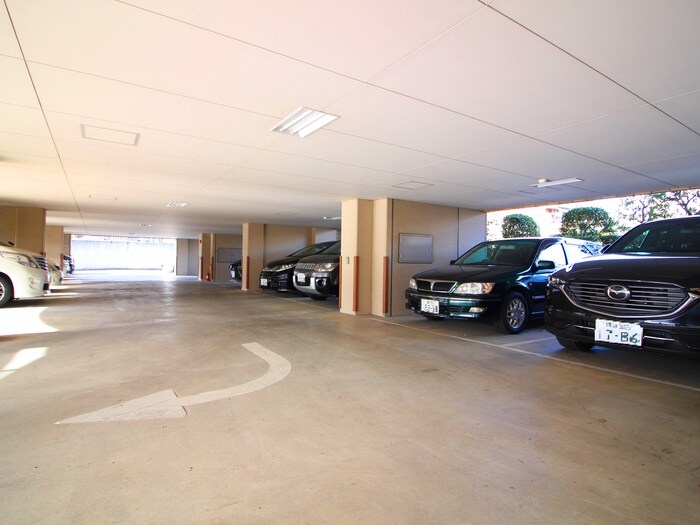 物件外観写真4　(駐車場)