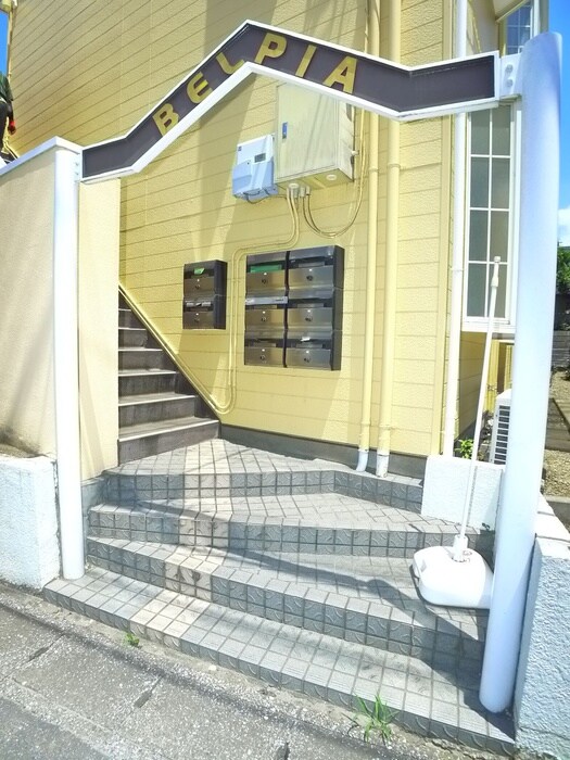 物件外観写真2　(エントランス部分)