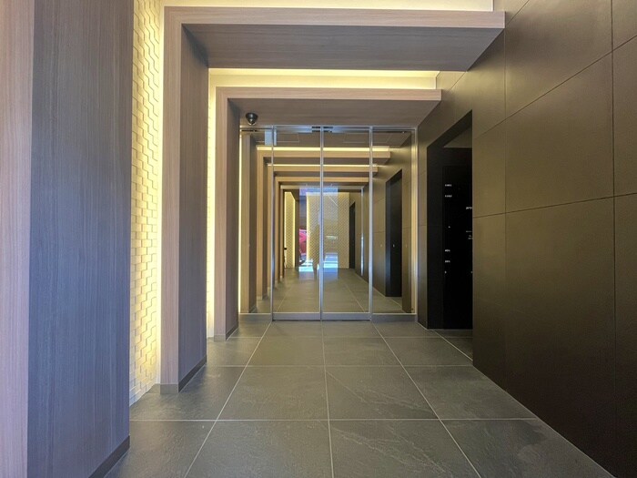 物件外観写真2　(エントランス部分)