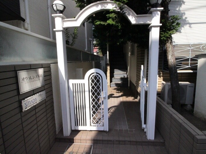 物件外観写真3　(エントランス部分)