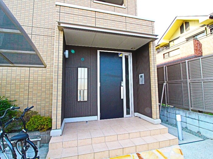 物件外観写真6　(エントランス部分)