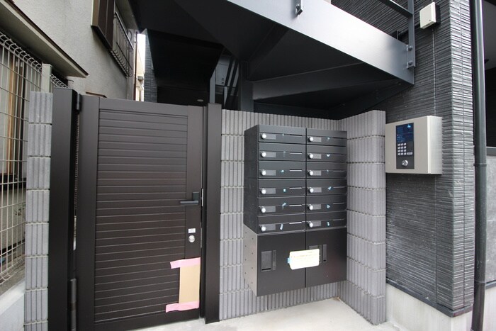 物件外観写真2　(エントランス部分)