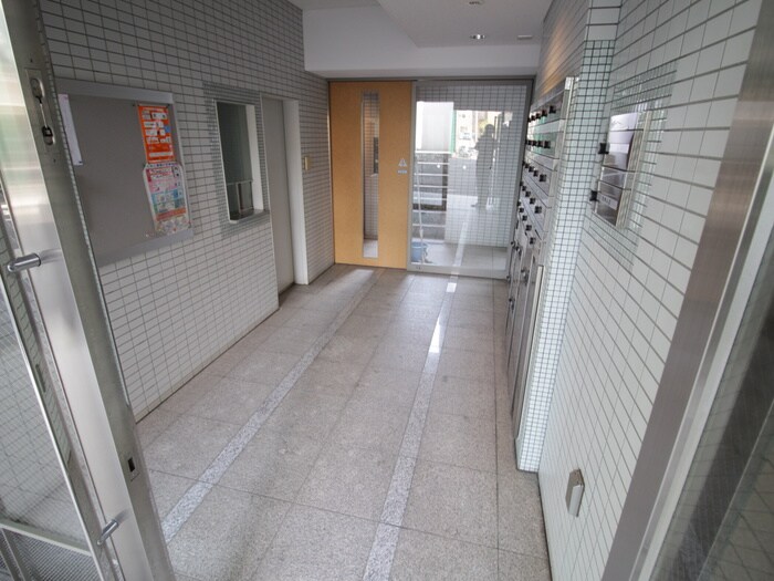 物件外観写真2　(エントランス部分)