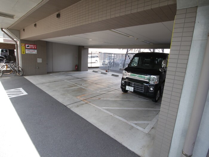 物件外観写真3　(駐車場)