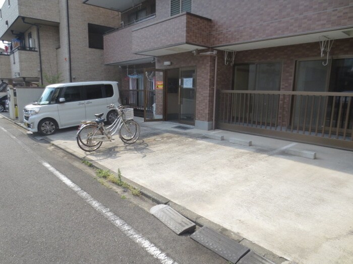 物件外観写真4　(駐車場)