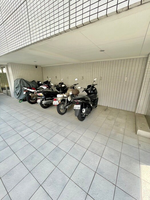 物件外観写真4　(バイク置き場)