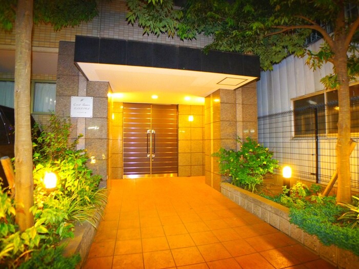 物件外観写真2　(エントランス部分)