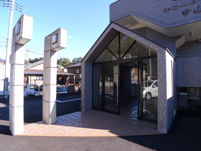 物件外観写真2　(エントランス部分)