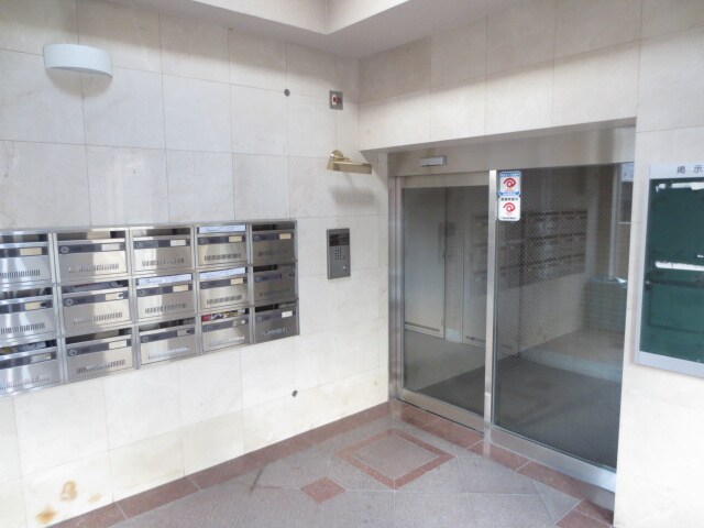 物件外観写真3　(エントランス部分)