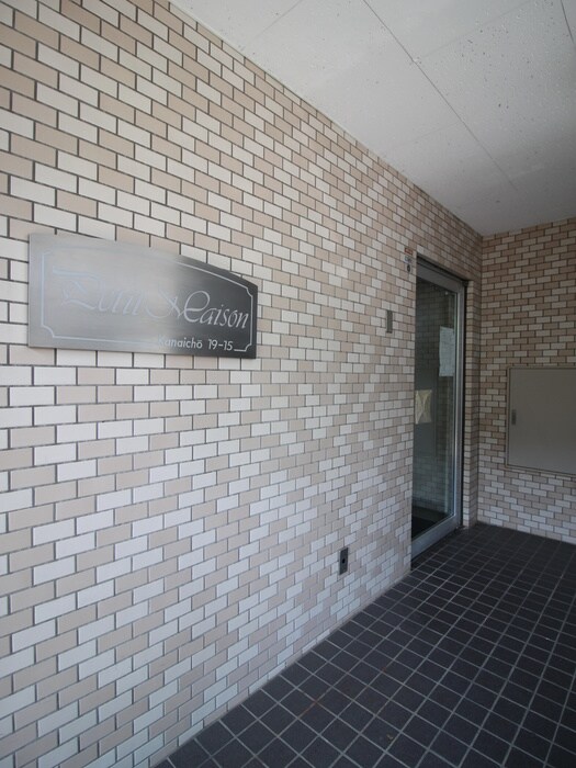 物件外観写真2　(エントランス部分)