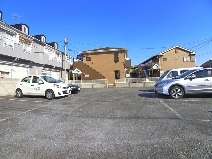 物件外観写真3　(駐車場)