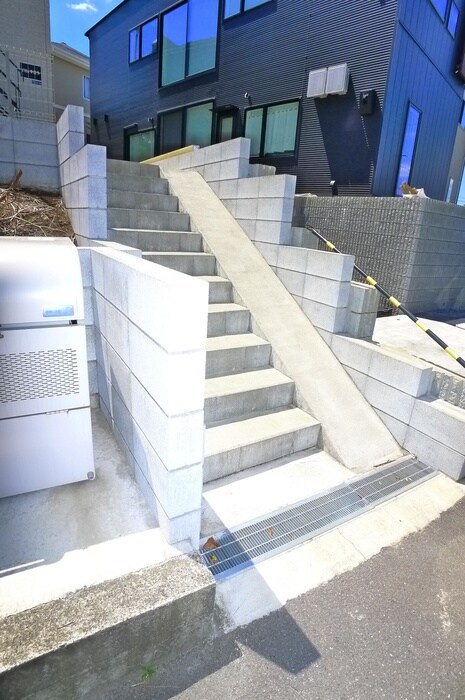 物件外観写真2　(エントランス部分)