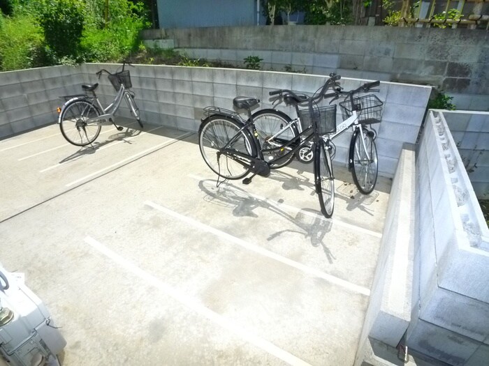物件外観写真3　(駐輪場)