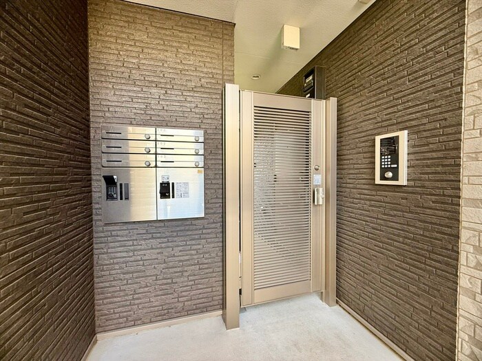 物件外観写真3　(エントランス部分)