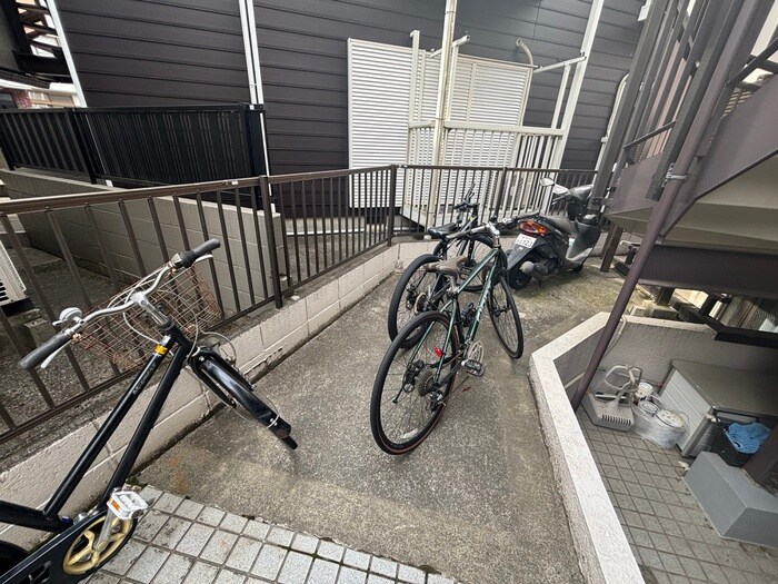 物件外観写真4　(駐輪場)
