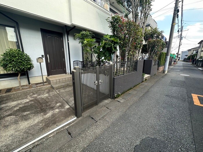 物件外観写真2　(駐車場)