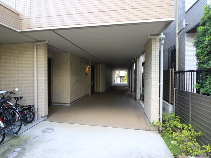 物件外観写真3　(エントランス部分)