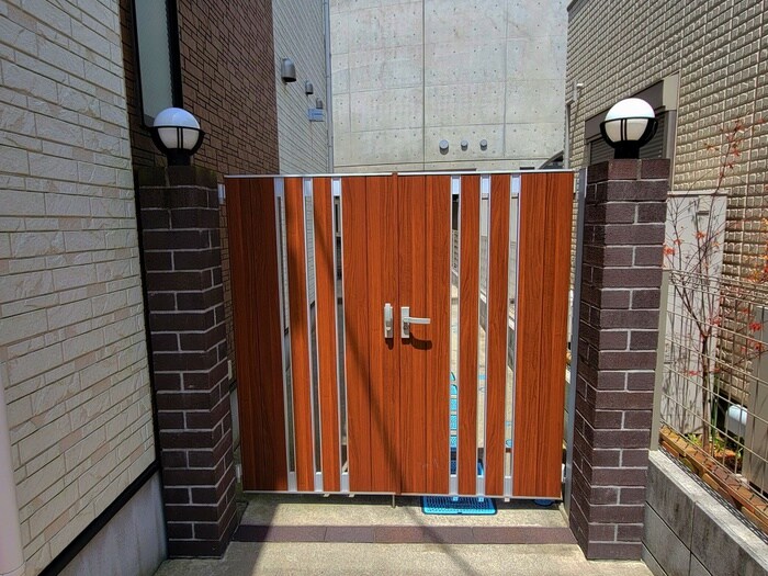 物件外観写真2　(エントランス部分)