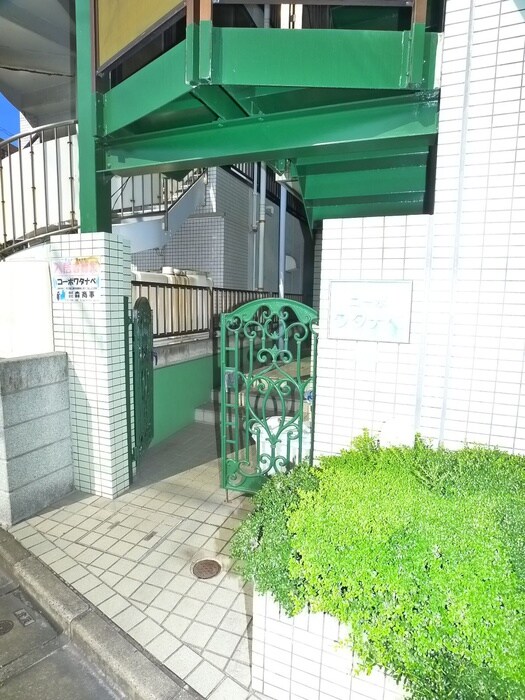 物件外観写真5　(エントランス部分)