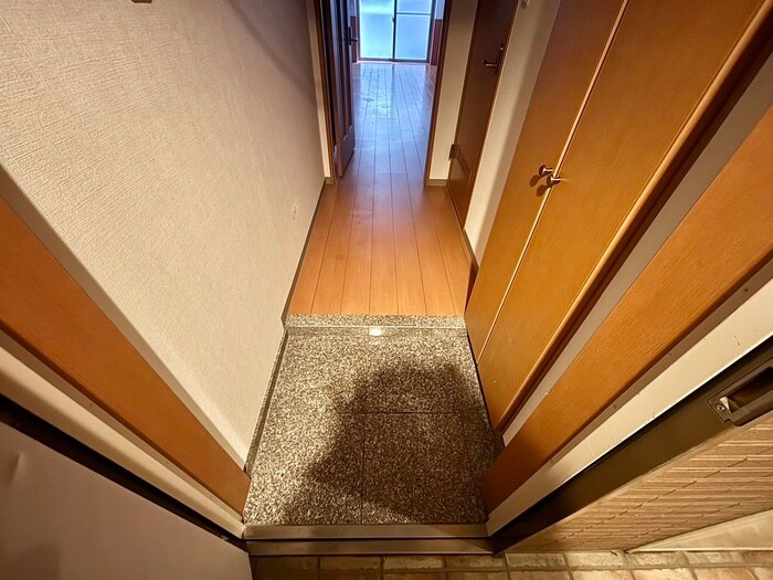 物件内観写真8　(玄関)