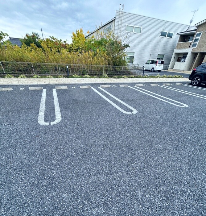 物件外観写真4　(駐車場)