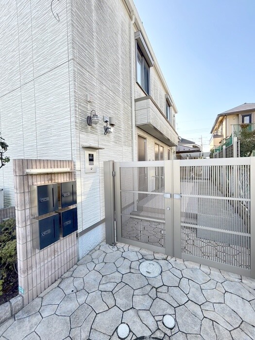 物件外観写真3　(エントランス部分)