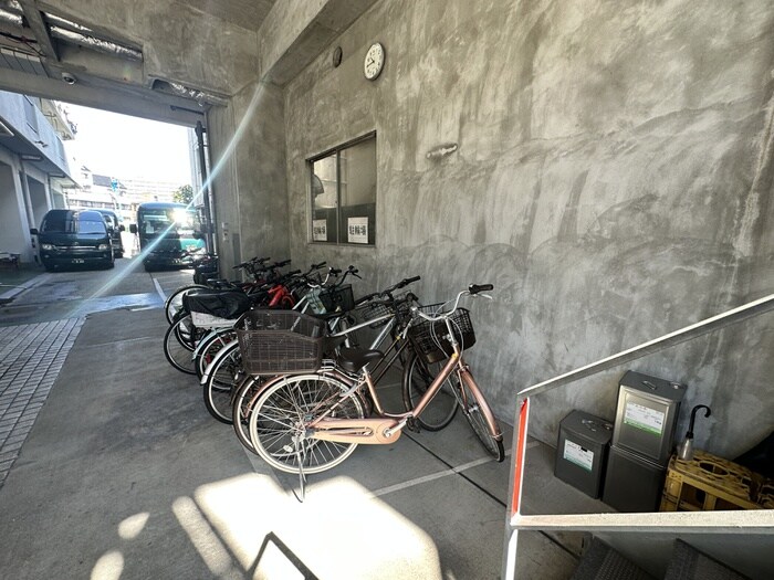 物件外観写真5　(駐輪場)