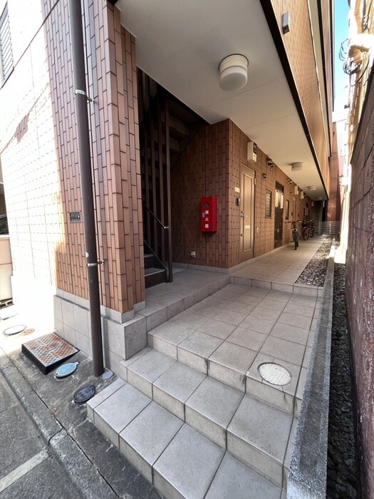 物件外観写真2　(エントランス部分)