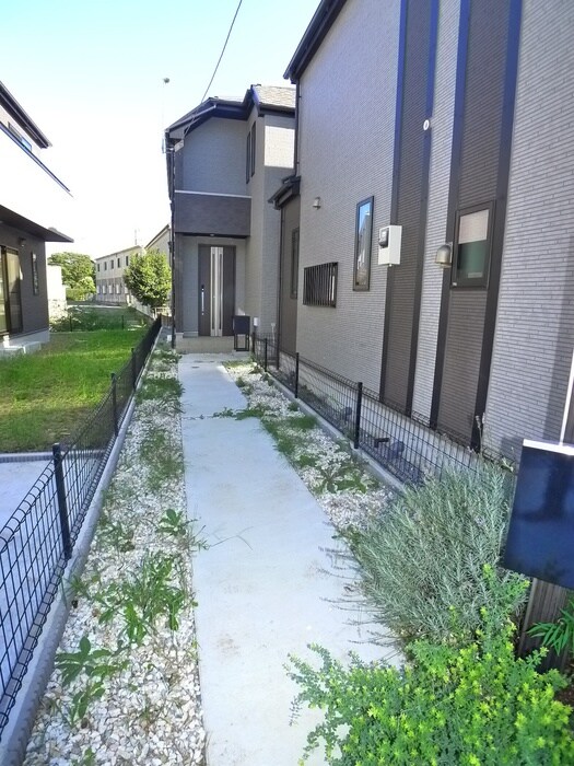 物件外観写真3　(エントランス部分)