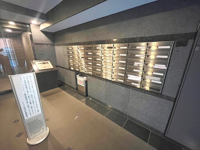 物件外観写真6　(エントランス部分)