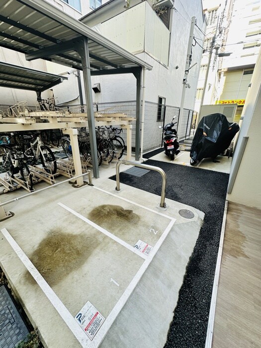 物件外観写真4　(バイク置き場)