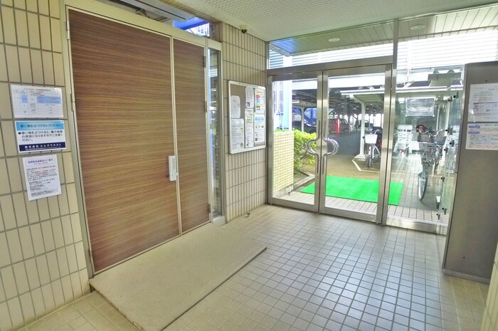 物件外観写真3　(エントランス部分)